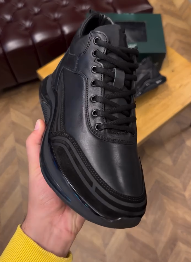 Men's stylish lace-up sneakers