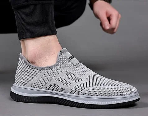 Solid color breathable soft sole sports shoes
